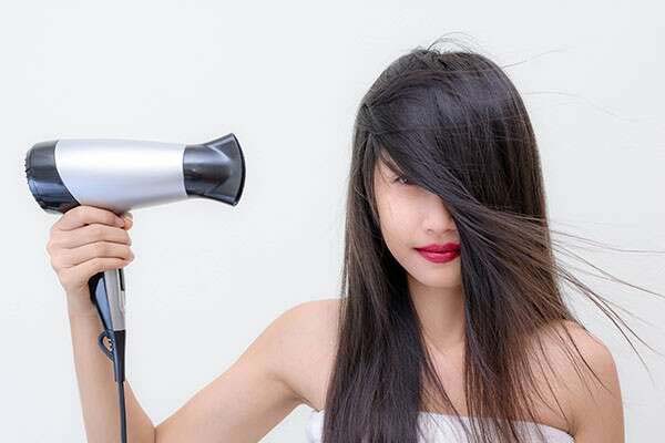 بهترین روش صاف کردن مو با سشوار در 6 گام